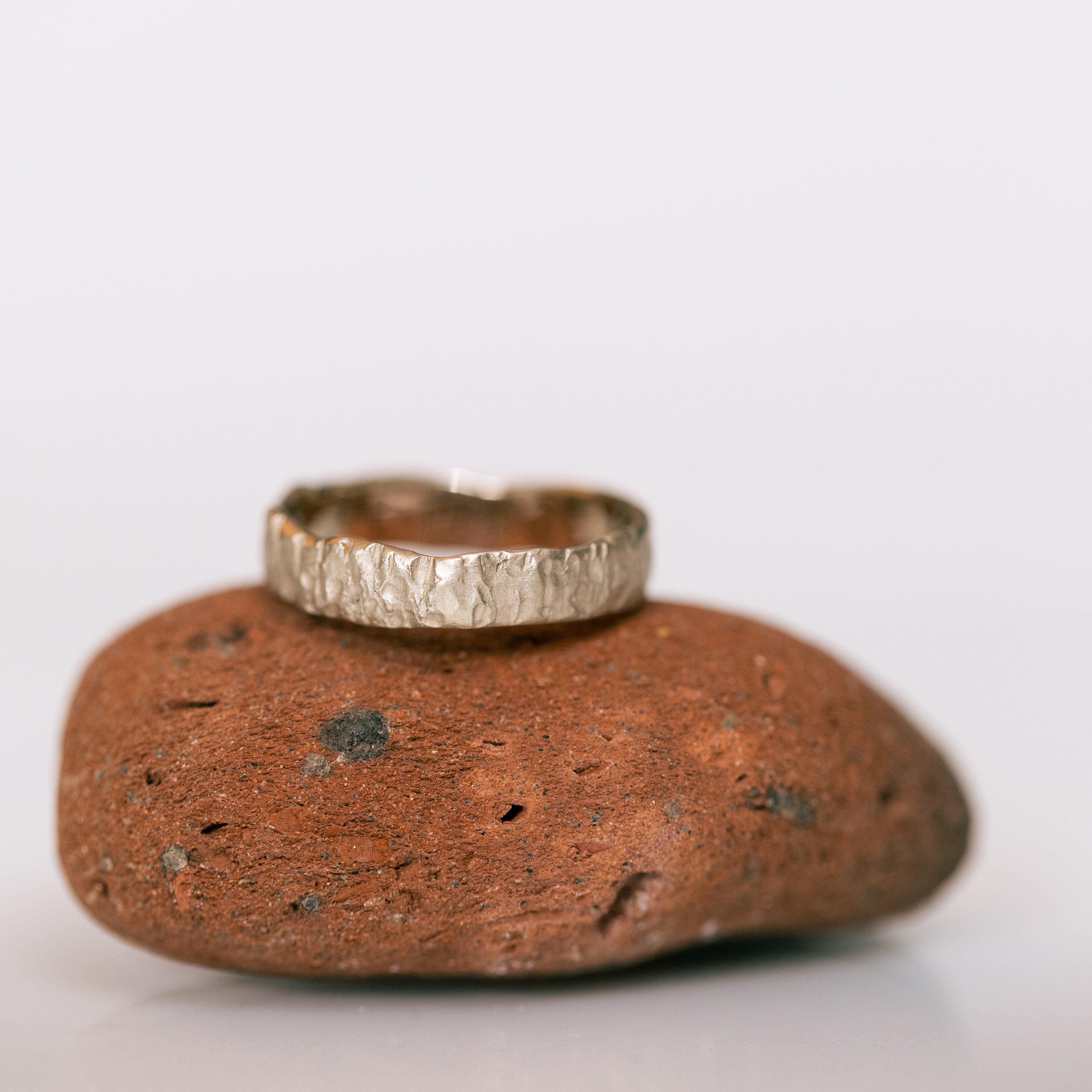 Mountain-Textured Raw Gold Wedding Band Kwintner