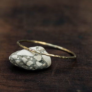 Solid branch bracelet scattered with sapphires