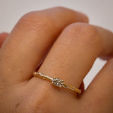 טבעת ענף סוליטר משובצת יהלום אובלי