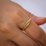 Narrow Passage Concave Ring with Diamonds