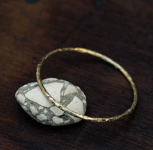 טען תמונה לצפייה בגלריה, Solid branch bracelet scattered with sapphires
