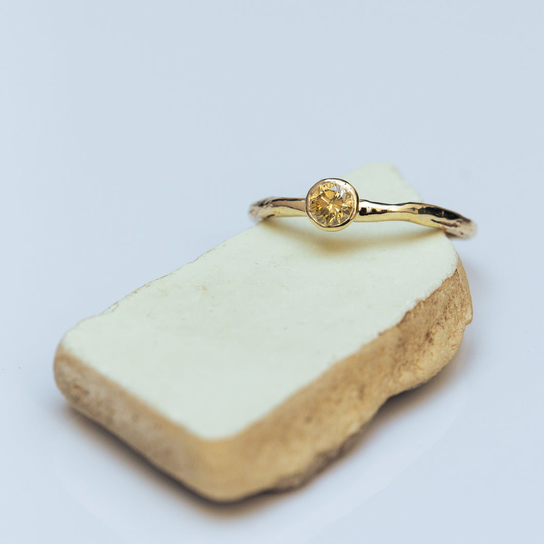 Gentle raw ring with orange champagne