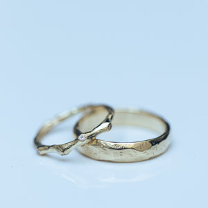 Splited trunk & brushed faceted wedding rings