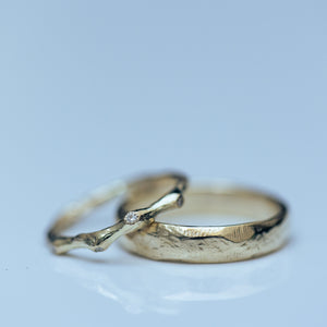 Splited trunk & brushed faceted wedding rings