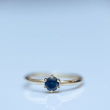 טען תמונה לצפייה בגלריה, Blue sapphire solitaire raw ring
