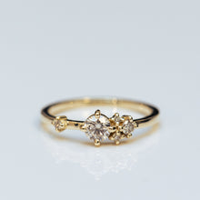 טען תמונה לצפייה בגלריה, Asymmetrical white diamonds cluster ring

