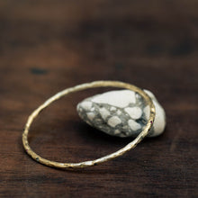 טען תמונה לצפייה בגלריה, Solid branch bracelet scattered with sapphires
