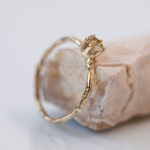 טבעת ענף סוליטר משובצת יהלום שמפניה