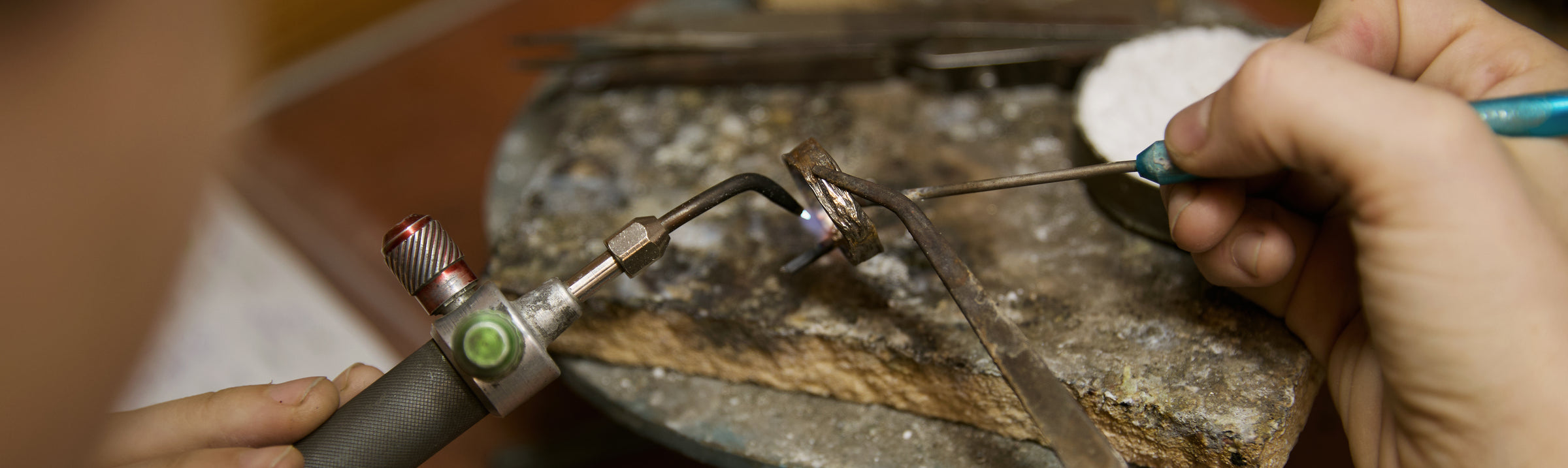 Artisan hands crafting organic gold jewelry in the Kwintner atelier