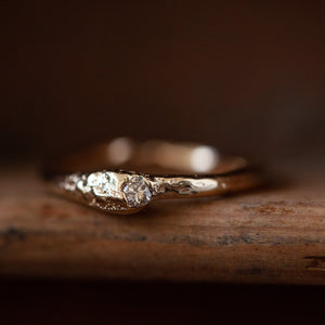 טבעת זהב גולמית עם יהלום קבור