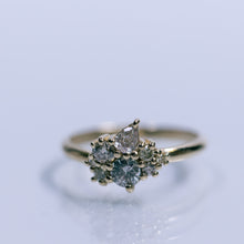 טען תמונה לצפייה בגלריה, Cluster pear &amp; champagne diamonds ring
