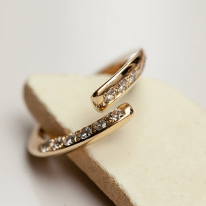 Twisted ring with diamonds