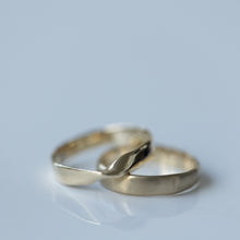 Load image into Gallery viewer, Smooth raw &amp; Mobius wedding rings
