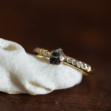 טען תמונה לצפייה בגלריה, Meteorite solitaire ring with diamonds
