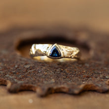 טען תמונה לצפייה בגלריה, Boulder ring with triangle sapphire
