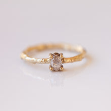Load image into Gallery viewer, Dainty Oval branch ring
