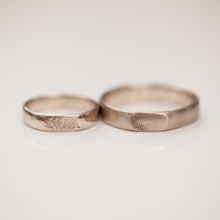 טען תמונה לצפייה בגלריה, Thick square finger print wedding ring
