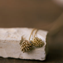 טען תמונה לצפייה בגלריה, Duo 14k gold pinecone pendants set with diamond
