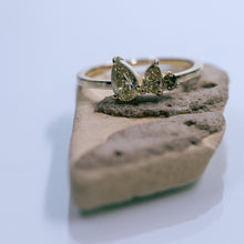 Load image into Gallery viewer, Two drop tri-stone gold ring
