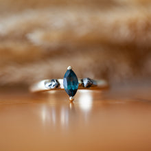 טען תמונה לצפייה בגלריה, Sapphire marquise engagement ring
