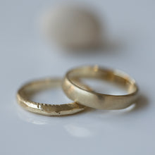 Load image into Gallery viewer, Smooth raw &amp;  high faceted gold wedding rings
