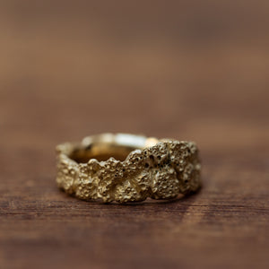 Narrowed cracked bark gold ring