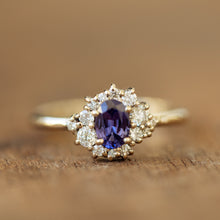טען תמונה לצפייה בגלריה, White diamonds &amp; purple sapphire cluster ring
