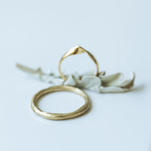 Load image into Gallery viewer, Raw&amp;thin mobius wedding rings
