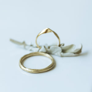 Raw&thin mobius wedding rings