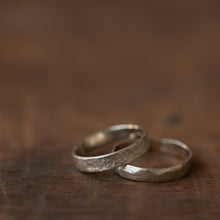 Load image into Gallery viewer, Textured ring&amp; Faceted wedding rings
