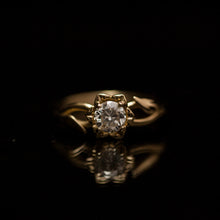 Load image into Gallery viewer, Flower solitaire gold ring
