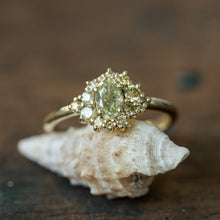 טען תמונה לצפייה בגלריה, Diana cluster ring with champagne diamonds

