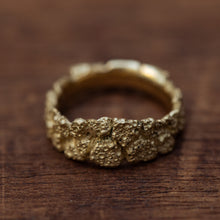 טען תמונה לצפייה בגלריה, Narrowed cracked bark gold ring
