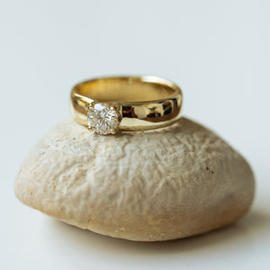 Solitaire chubby gold ring with white diamond