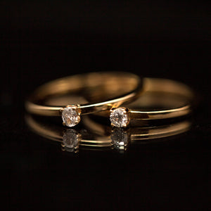 טבעת זהב קלאסית עם יהלום עגול ואובלי