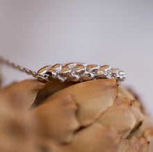 טען תמונה לצפייה בגלריה, Organic white gold mini-lungo fruit necklace
