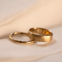 טען תמונה לצפייה בגלריה, Raw wide &amp; thin wedding rings
