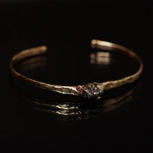 טען תמונה לצפייה בגלריה, Meteorite &amp; rubies bracelet
