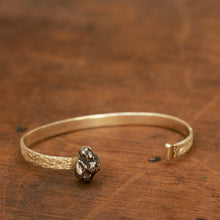 טען תמונה לצפייה בגלריה, Rough textured silver bracelet with meteorite
