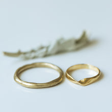 Load image into Gallery viewer, Raw&amp;thin mobius wedding rings
