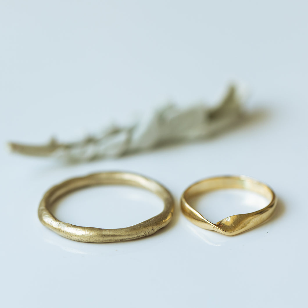 Raw&thin mobius wedding rings