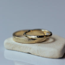 Load image into Gallery viewer, Fingerprint&amp; gentle raw wedding rings
