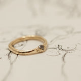 טבעת זהב גולמית עם יהלום קבור