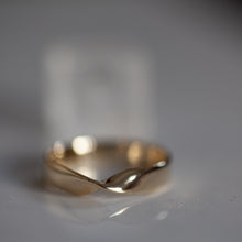 Load image into Gallery viewer, Mobius wedding ring

