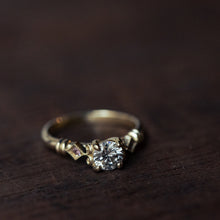Load image into Gallery viewer, Ornamented vintage ring
