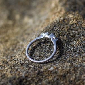 טבעת שיבוץ משולש של יהלומים