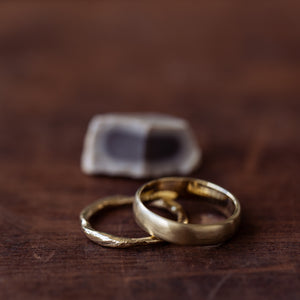 Classic raw & thin gold rings