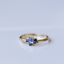טען תמונה לצפייה בגלריה, Blue sapphire Spring cluster ring
