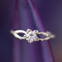 Load image into Gallery viewer, Flower solitaire gold ring
