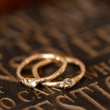 טען תמונה לצפייה בגלריה, טבעת זהב גולמית עם יהלום קבור
